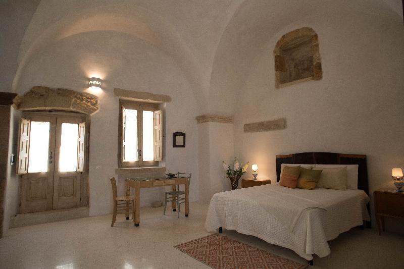Historia- Dimore Corte Chiesa Corigliano dʼOtranto Exteriör bild